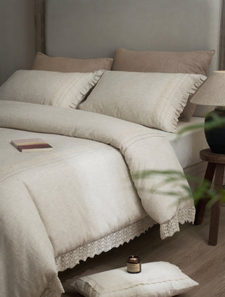 AVA.Home"浅語" (Sasayaki) プレミアム・テンセルリネン 4点セット | 生成り・くすみカラー | 繊細なレースとフリル