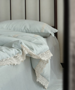 AVA.Home"浅語" (Sasayaki) プレミアム・テンセルリネン 4点セット | 生成り・くすみカラー | 繊細なレースとフリル