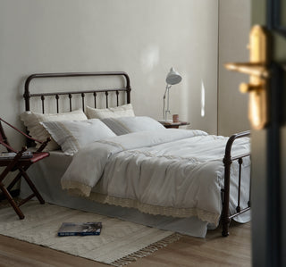 AVA.Home"浅語" (Sasayaki) プレミアム・テンセルリネン 4点セット | 生成り・くすみカラー | 繊細なレースとフリル