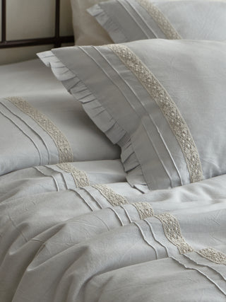 AVA.Home"浅語" (Sasayaki) プレミアム・テンセルリネン 4点セット | 生成り・くすみカラー | 繊細なレースとフリル