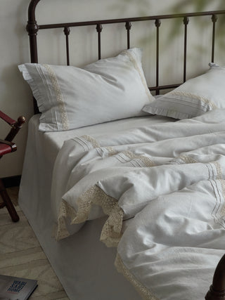 AVA.Home"浅語" (Sasayaki) プレミアム・テンセルリネン 4点セット | 生成り・くすみカラー | 繊細なレースとフリル