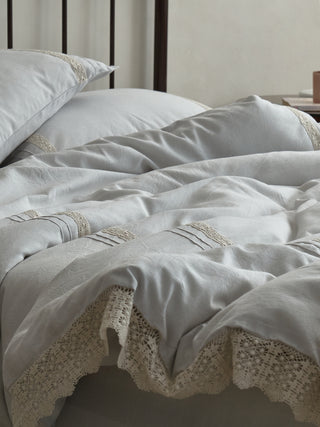 AVA.Home"浅語" (Sasayaki) プレミアム・テンセルリネン 4点セット | 生成り・くすみカラー | 繊細なレースとフリル