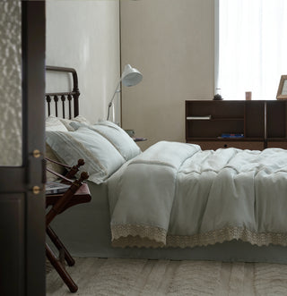 AVA.Home"浅語" (Sasayaki) プレミアム・テンセルリネン 4点セット | 生成り・くすみカラー | 繊細なレースとフリル