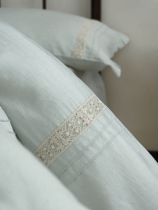 AVA.Home"浅語" (Sasayaki) プレミアム・テンセルリネン 4点セット | 生成り・くすみカラー | 繊細なレースとフリル