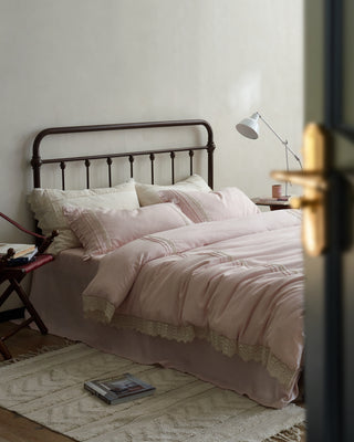 AVA.Home"浅語" (Sasayaki) プレミアム・テンセルリネン 4点セット | 生成り・くすみカラー | 繊細なレースとフリル